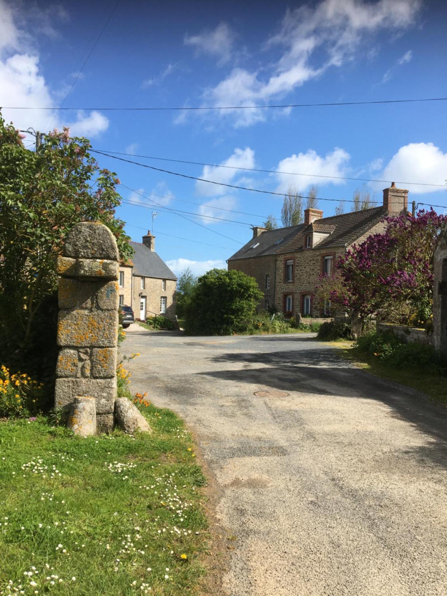 Bed and Breakfast Entre Roches Et Marees Montfarville Exteriér fotografie